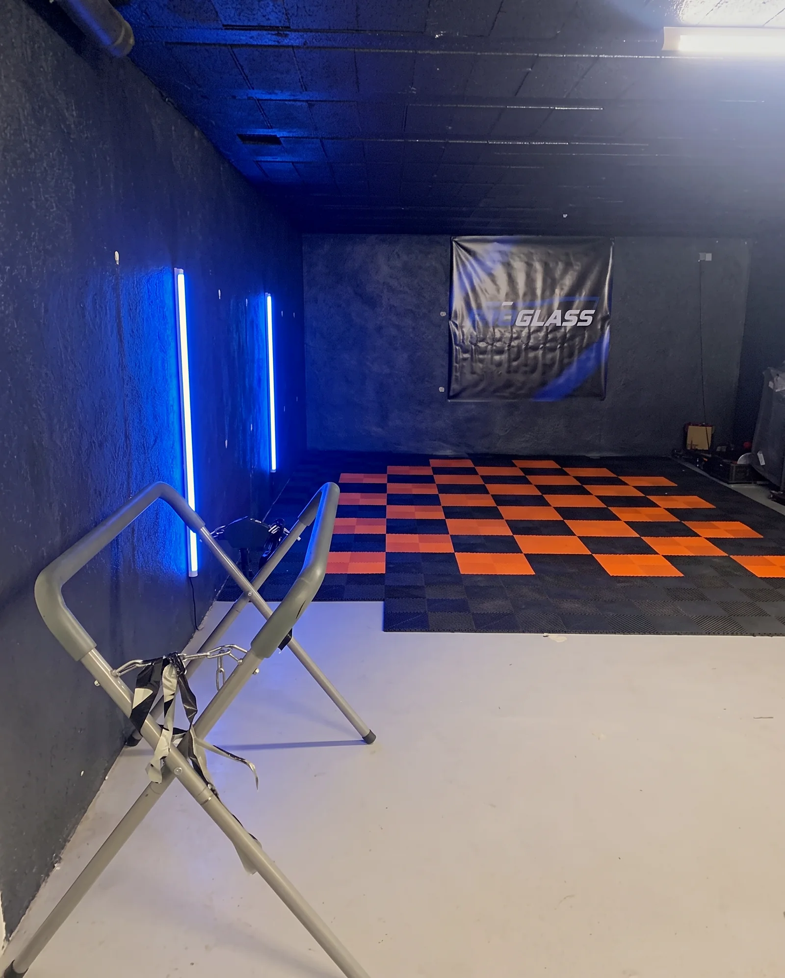 L'atelier ProGlass Mobile : baie de pose éclairée aux LED bleues, sol en damier orange et noir
